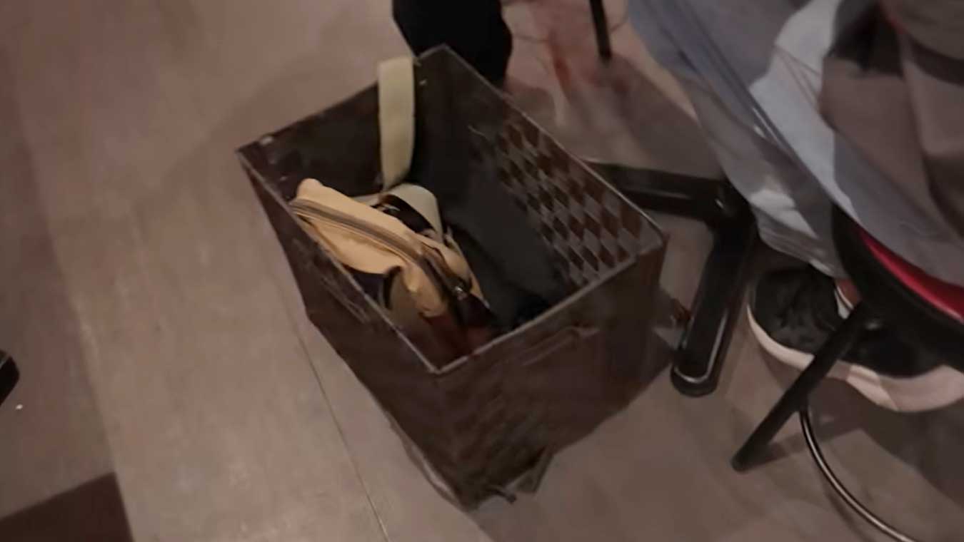 飲食店でよく見かける手荷物カゴに感動（スクリーンショット）