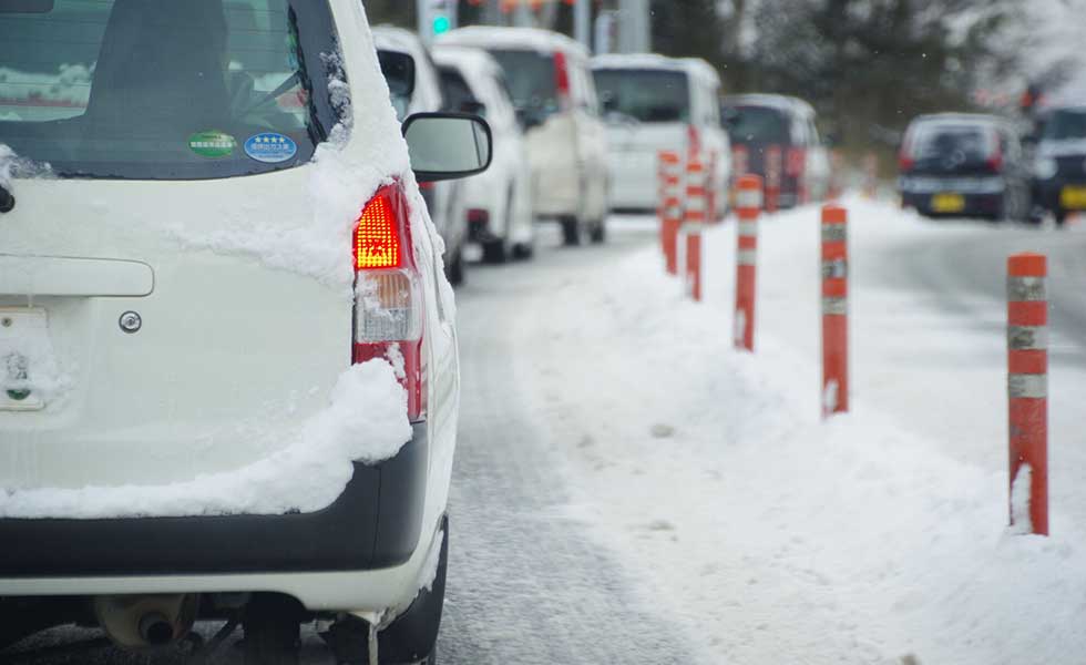 雪が降る中での運転には、思わぬ危険が多い（写真はイメージ）【写真：PIXTA】
