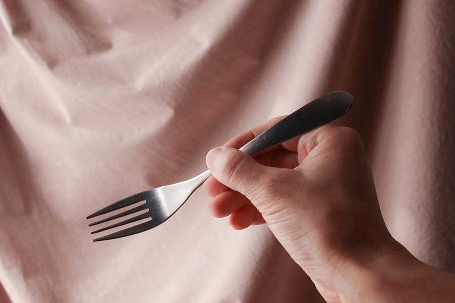 フォークを右手に持ち替えてすくって食べるのは、イギリス上流階級ではNG（写真はイメージ）【写真：PIXTA】