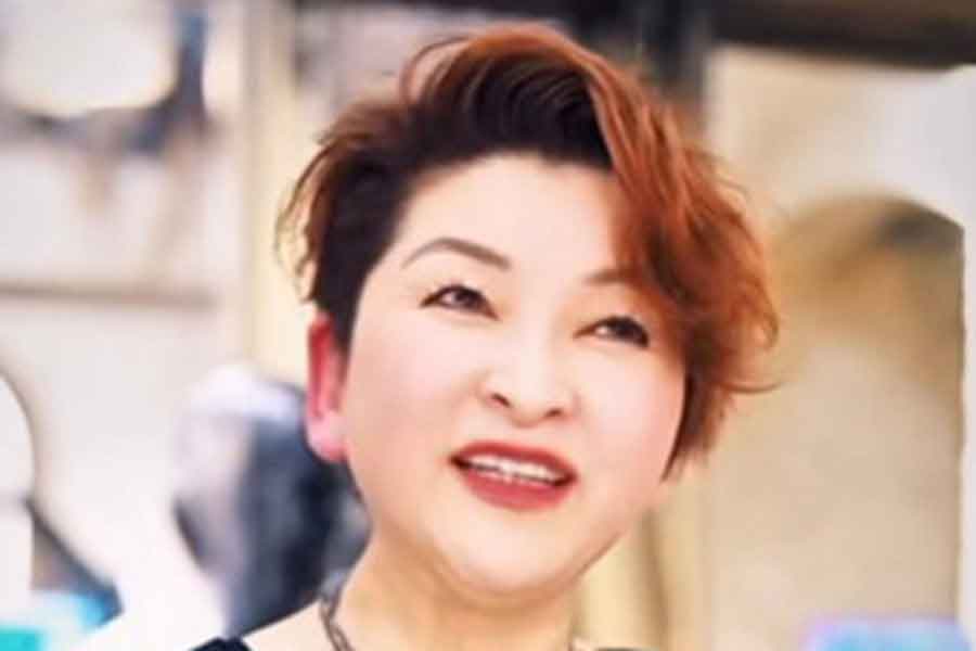 明るいカラーが素敵な女性（スクリーンショット）