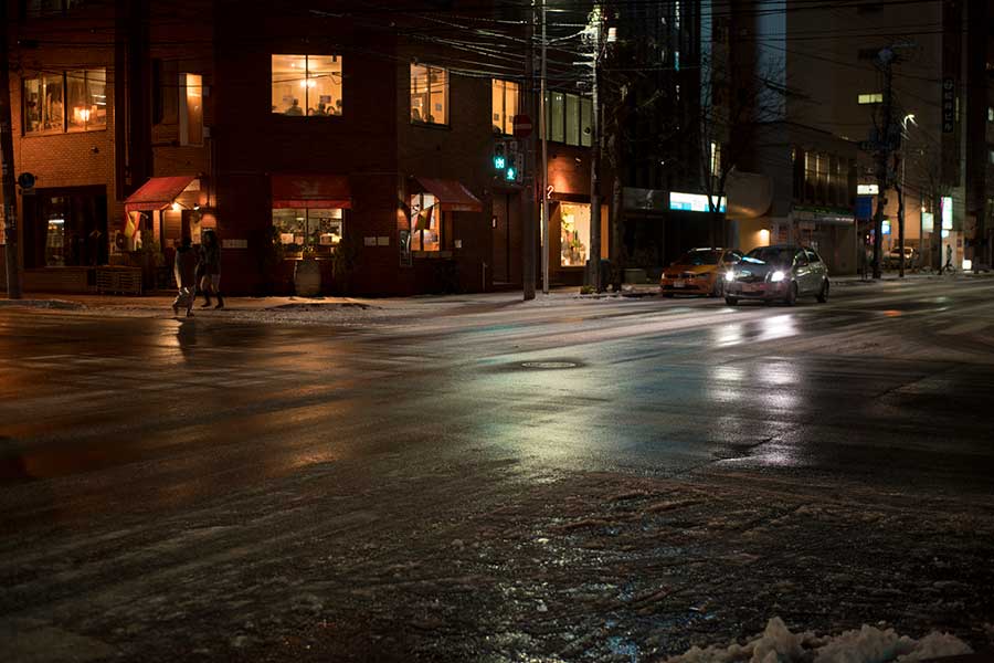 濡れているだけのように見えて、実は危険なブラックアイスバーン（写真はイメージ）【写真：PIXTA】