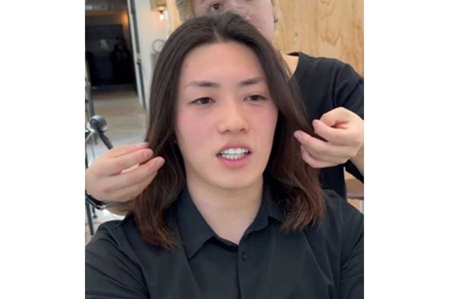 重さを感じる黒髪ロン毛の男性(スクリーンショット)