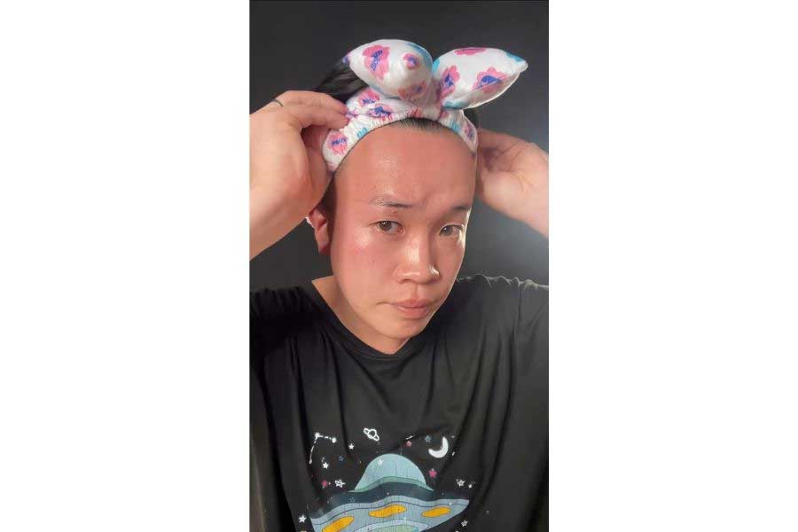 キメ顔でポップな柄のヘアバンドを装着した、変身前のたろちゃんさん(スクリーンショット)