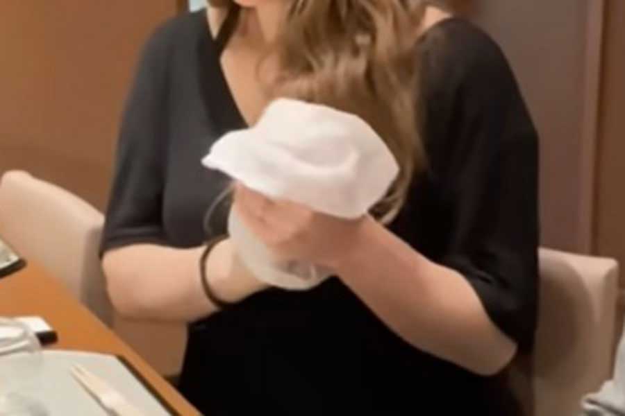 食事の前におしぼりで手を拭く日本の習慣に感動（スクリーンショット）