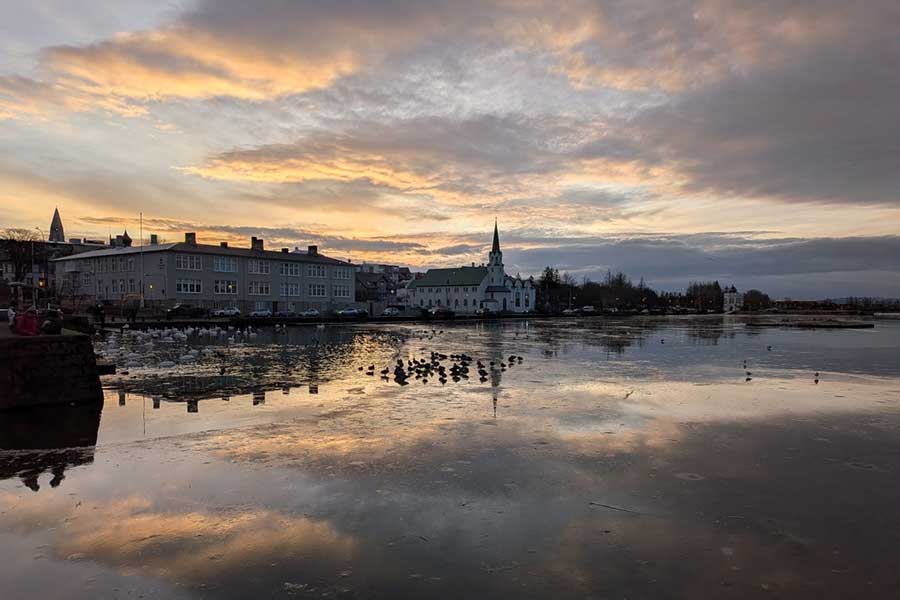 アイスランド・レイキャビクの街並み。夜に絶景が広がる【写真提供：kwsn（@1_83m）さん】