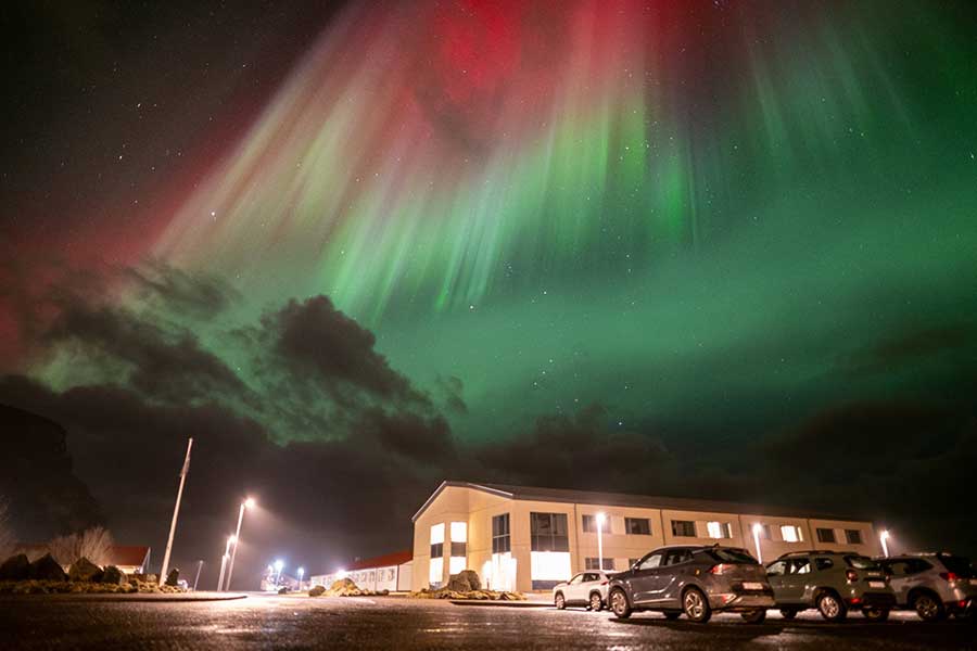 満天の星空に出現した巨大なオーロラ。赤色まで見えるのは珍しい【写真提供：kwsn（@1_83m）さん】