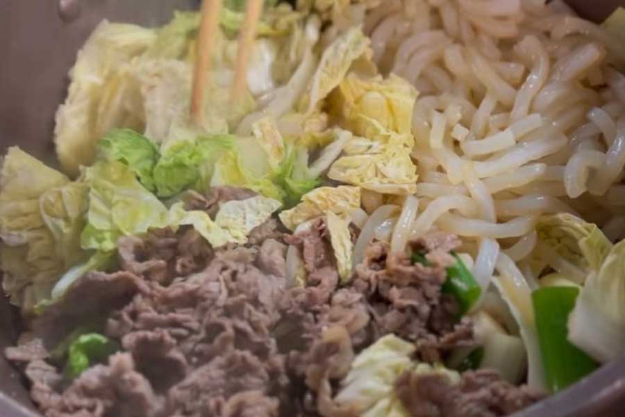 初体験のすき焼きに感激（スクリーンショット）