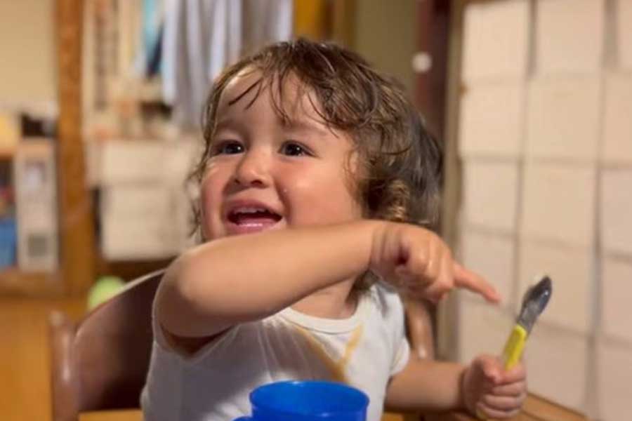 おじいちゃんの手料理に大喜びするソノくん(スクリーンショット)