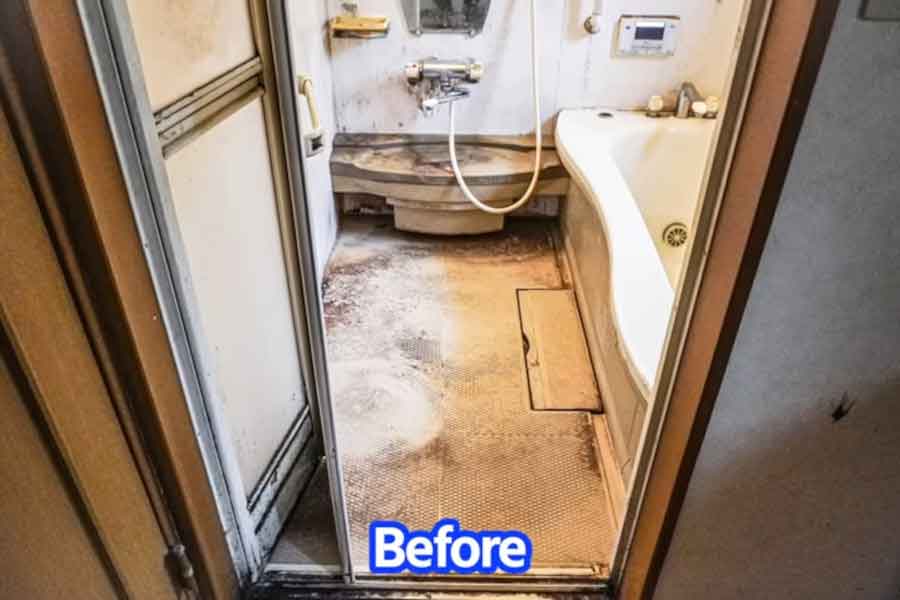 カビだらけで汚れ切った浴室(スクリーンショット)