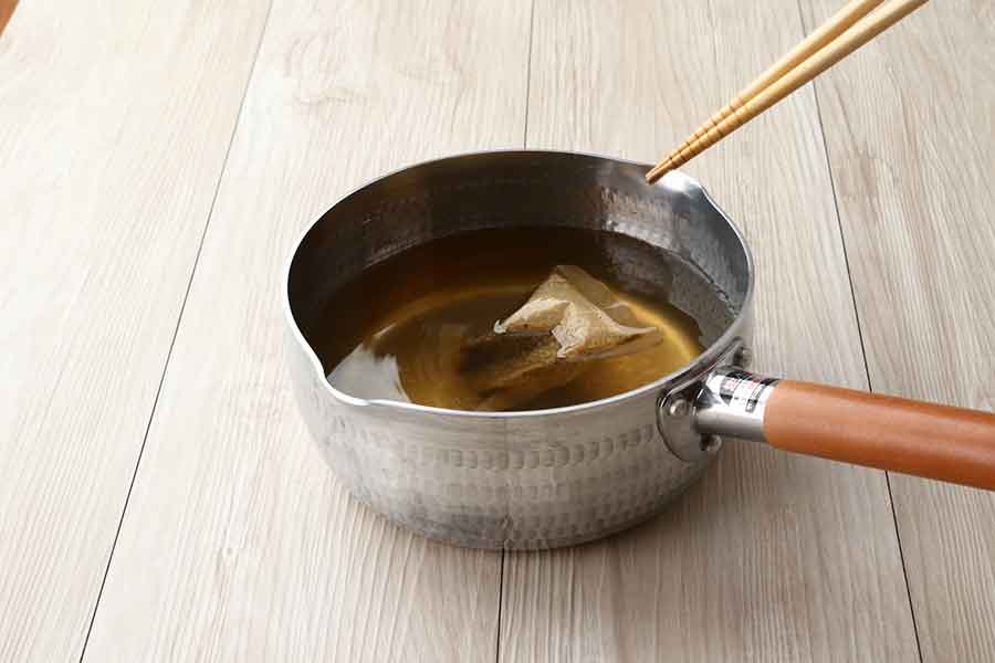 熱いだし汁や煮汁を使うとうまくできない場合があるため、だし汁や煮汁は冷ましてから調理をする（写真はイメージ）【写真：写真AC】