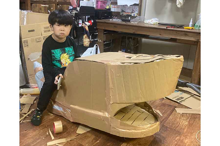 乗り心地を確かめる息子さん【写真提供：ハンドメイドかぞく（@handmade_kazoku）さん】