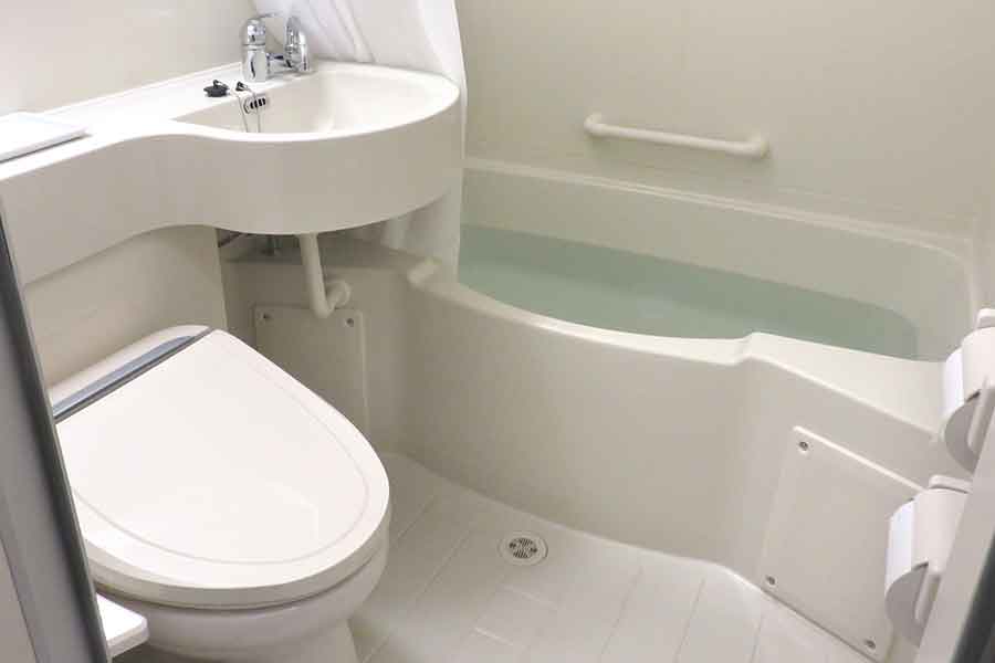 ホテルのユニットバスにお湯をためて入ることも（写真はイメージ）【写真：写真AC】