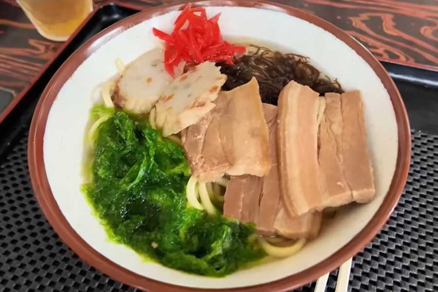 沖縄そばを堪能。器から直接スープをすすると鼻についてしまう悩みも（スクリーンショット）