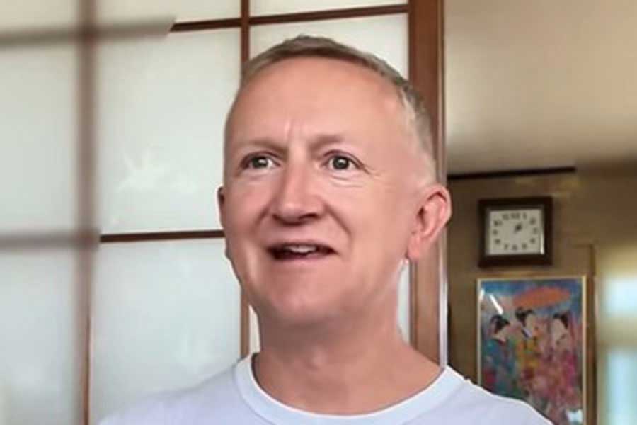 沖縄旅行を満喫する、カナダ人パパのチャールズさん(スクリーンショット)