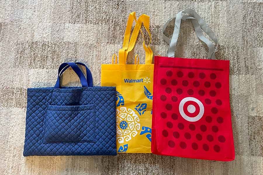 アメリカのエコバッグ(右、中央)に比べて、日本のレッスンバッグのサイズ感は完璧!【写真:i-know】