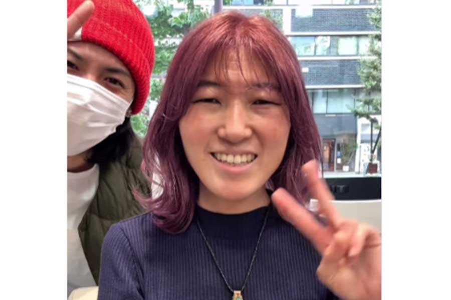 仕上がりに思わず笑みがこぼれる女性(スクリーンショット)