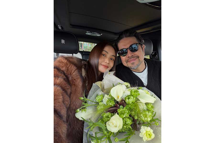 結婚25周年を迎えた滝沢さん夫妻(スクリーンショット)