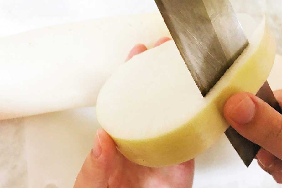 大根の皮むき（写真はイメージ）【写真：写真AC】