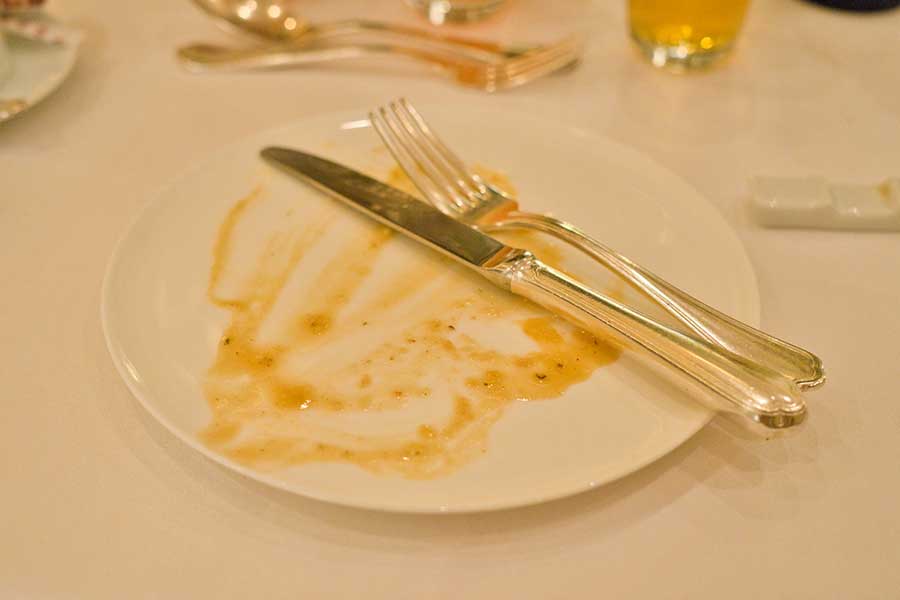 ソースはパンで拭わず、具材とともにきれいに食べ切る（写真はイメージ）【写真：PIXTA】