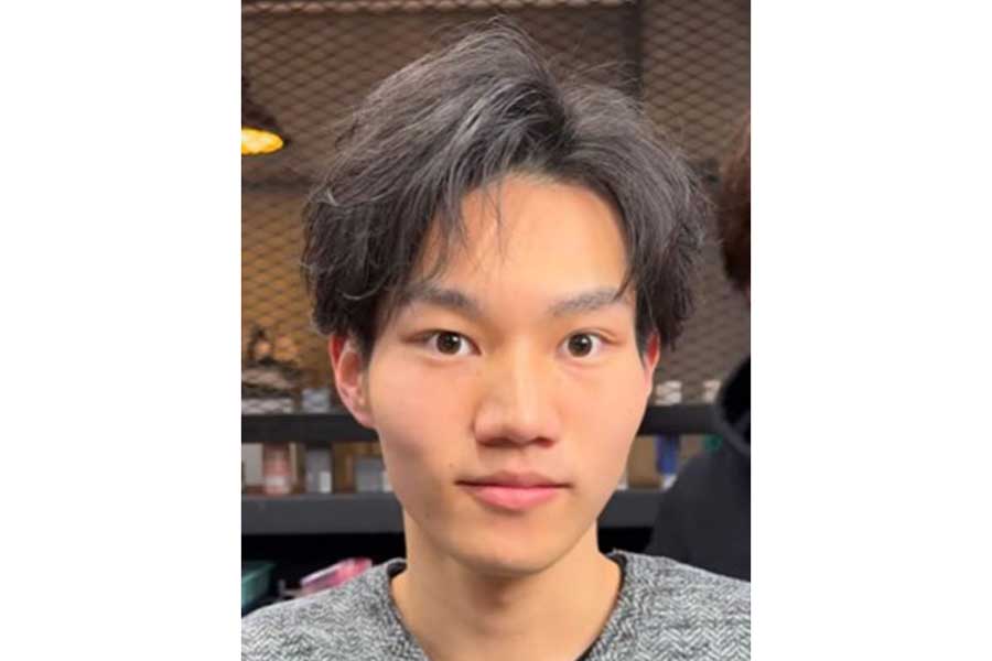 前髪を大胆に立ち上げたヘアスタイルに(スクリーンショット)