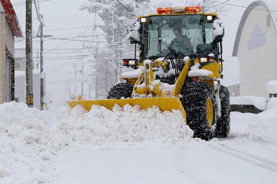 道路を除雪する除雪車（写真はイメージ）【写真：PIXTA】
