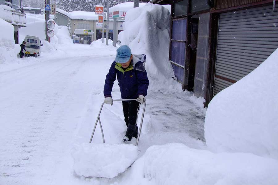 家の前の雪を道路脇に移動（写真はイメージ）【写真：PIXTA】
