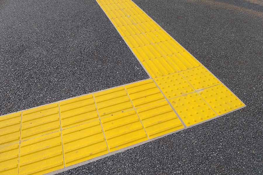 日本の街中で見る点字ブロックに感動（写真はイメージ）【写真：写真AC】