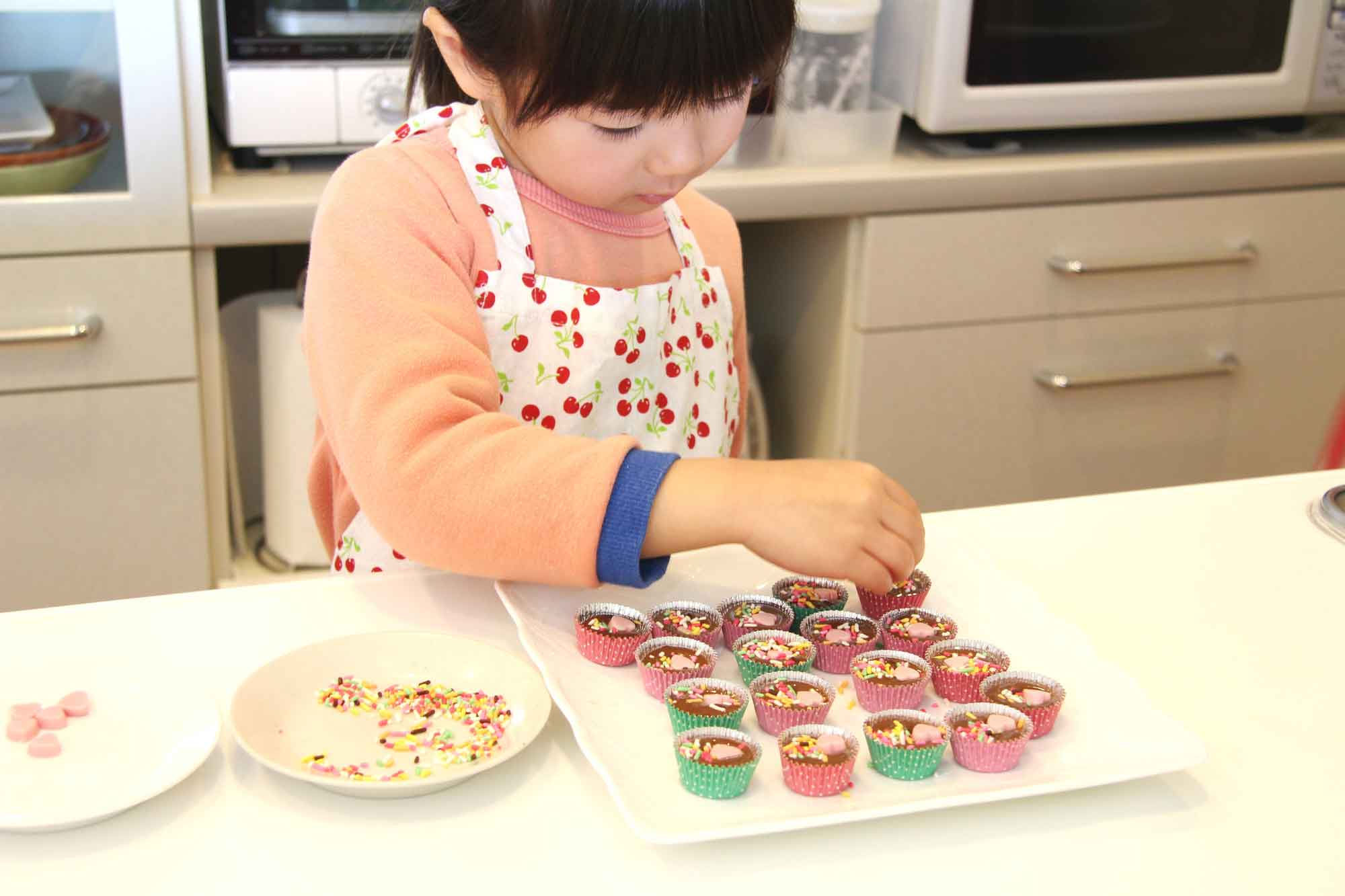 義父に娘の手作りチョコを渡したら、意外すぎる反応が…(写真はイメージ)【写真:PIXTA】