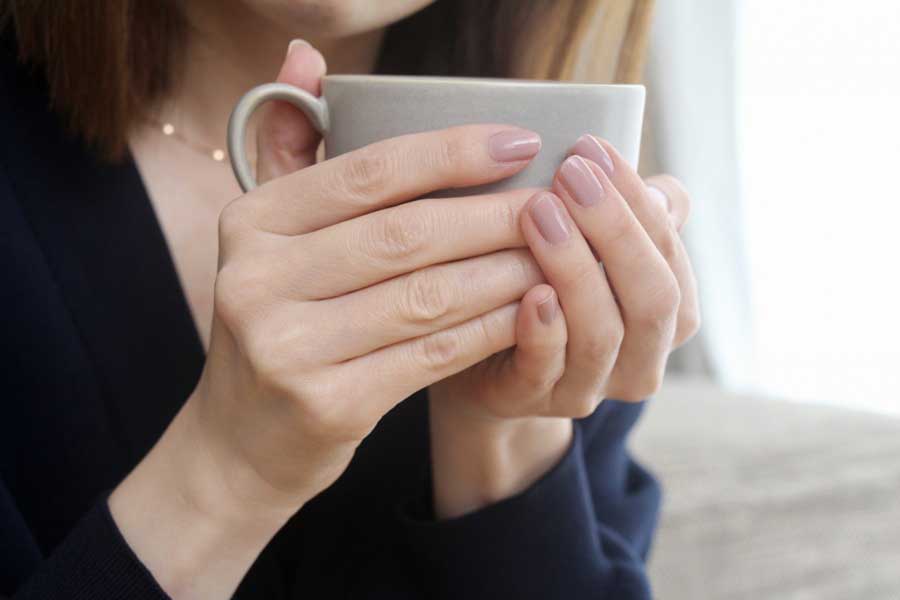 カップを握るのはNG。持ち手を使うのが正式（写真はイメージ）【写真：写真AC】