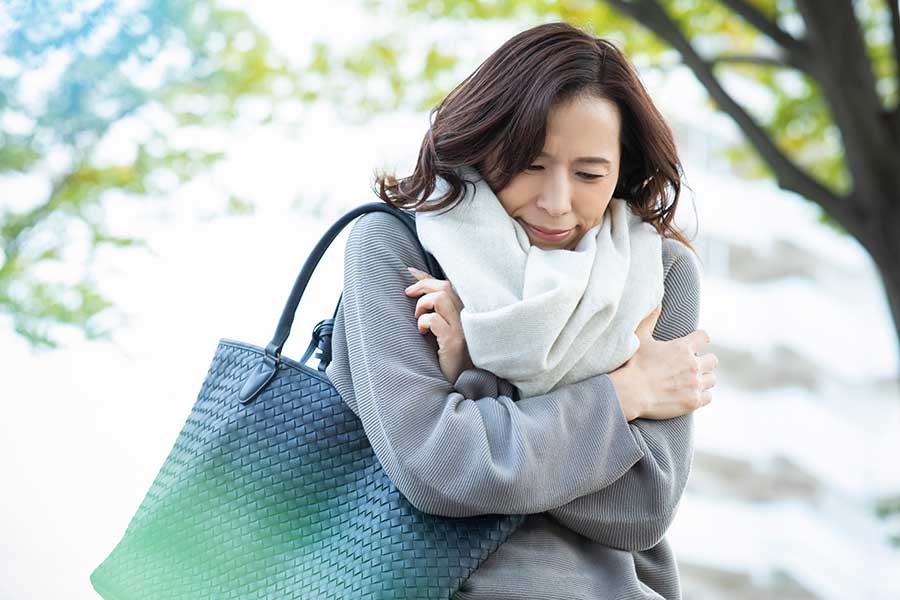 厚着のしすぎで汗をかくと、かえって冷えることも(写真はイメージ)【写真:PIXTA】