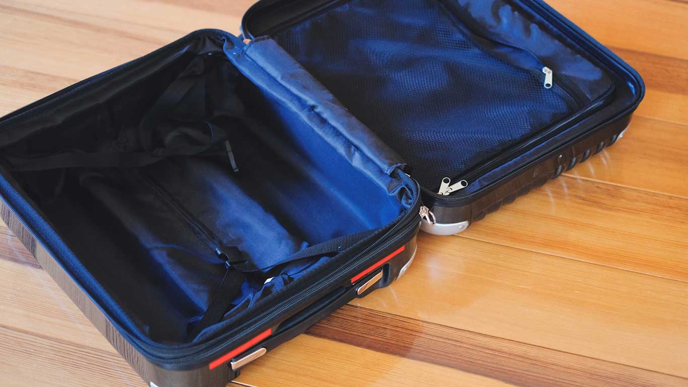 空っぽのスーツケースを用意（写真はイメージ）【写真：写真AC】