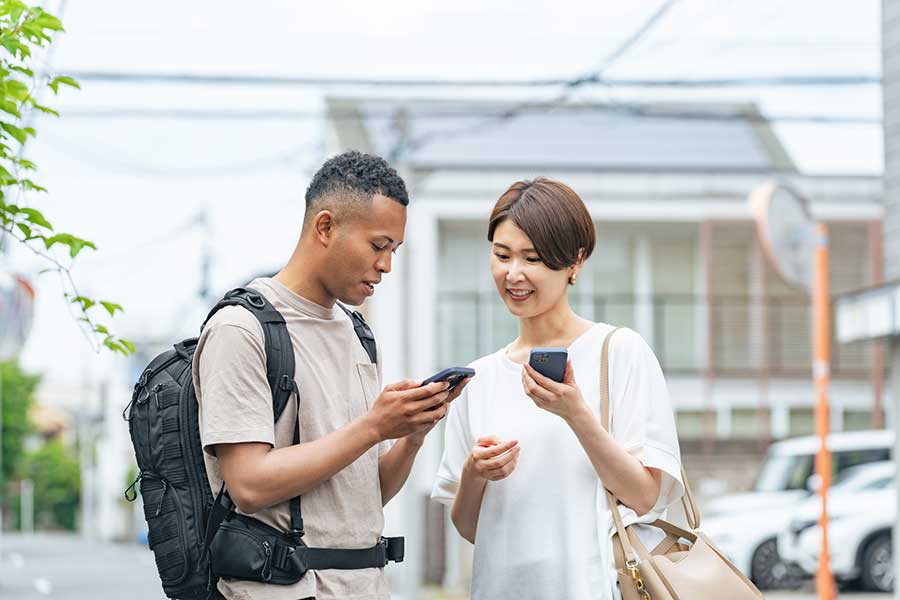 スマートフォンなどを使うことで、英語でのコミュニケーションもスムーズに（写真はイメージ）【写真：PIXTA】