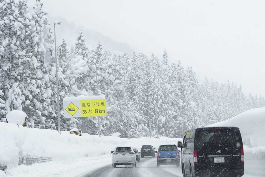 危険が多く、細心の注意が必要な雪道での走行（写真はイメージ）【写真：写真AC】
