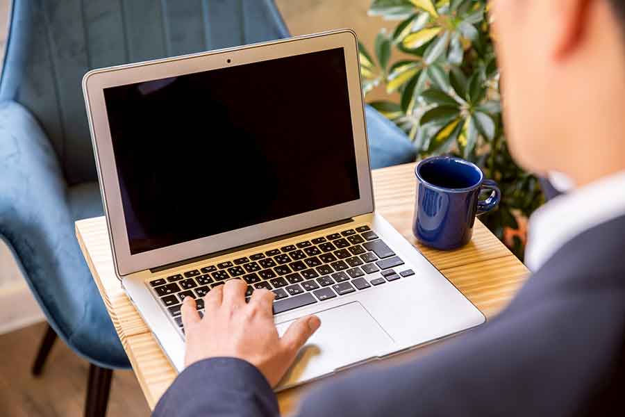 パソコンを持ち込んでの作業や勉強など、カフェでの長時間利用が議論に【写真：写真AC】