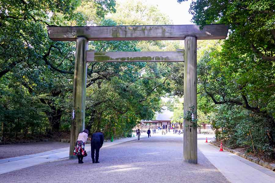 立ち止まって一礼をしてから鳥居をくぐる光景（写真はイメージ）【写真：PIXTA】