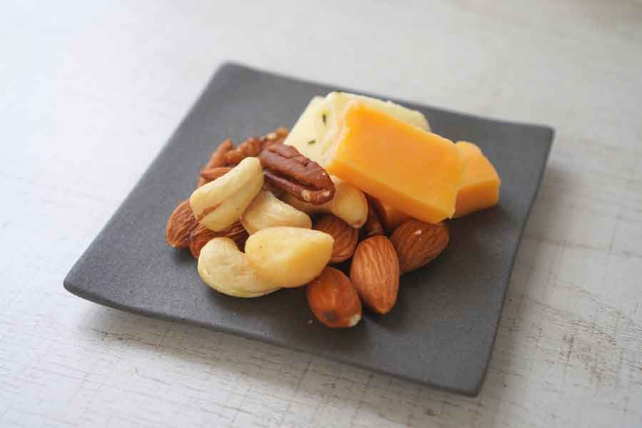 チーズやナッツ類。甘いものを食べたくなったら、先に適量食べると血糖値を急上昇させにくいそう（写真はイメージ）【写真：写真AC】