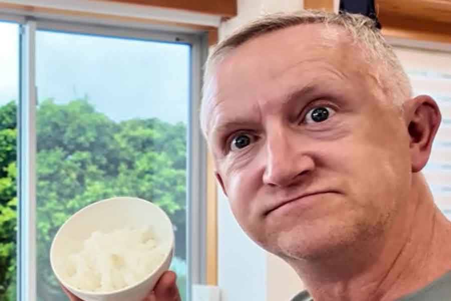 日本の新米に感動するチャールズさん【出典：YouTube「Chihori's Vlog」よりスクリーンショット】