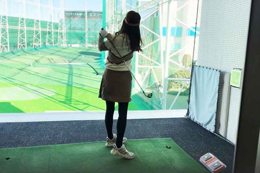 シミュレーションゴルフを楽しむ滝沢眞規子さん【YouTube「TAKIMAKI Channel」よりスクリーンショット】