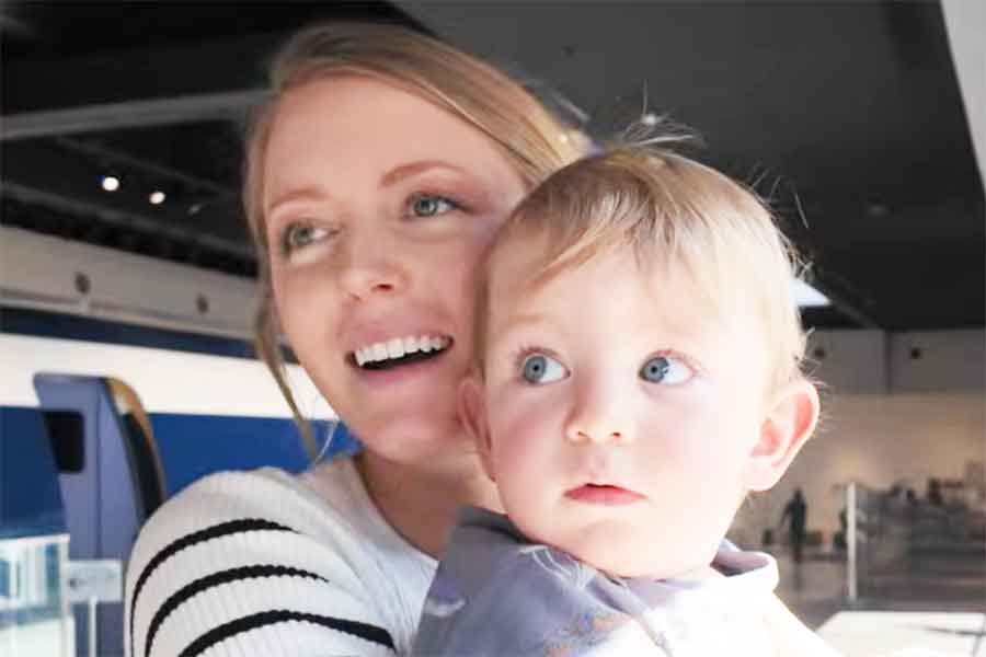 アメリカ人YouTuber・ジェイソンさんの妻・リネルさんと長男・エライジャくん【出典:YouTube「Jason Ray ジェイソン・レイ」よりスクリーンショット】