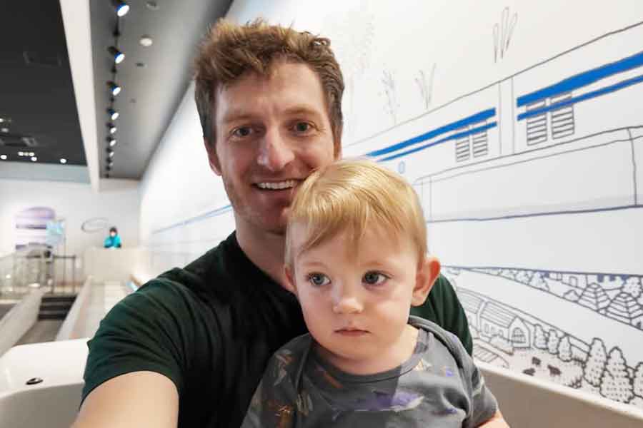 エライジャくんと施設内を満喫するジェイソンさん【出典:YouTube「Jason Ray ジェイソン・レイ」よりスクリーンショット】