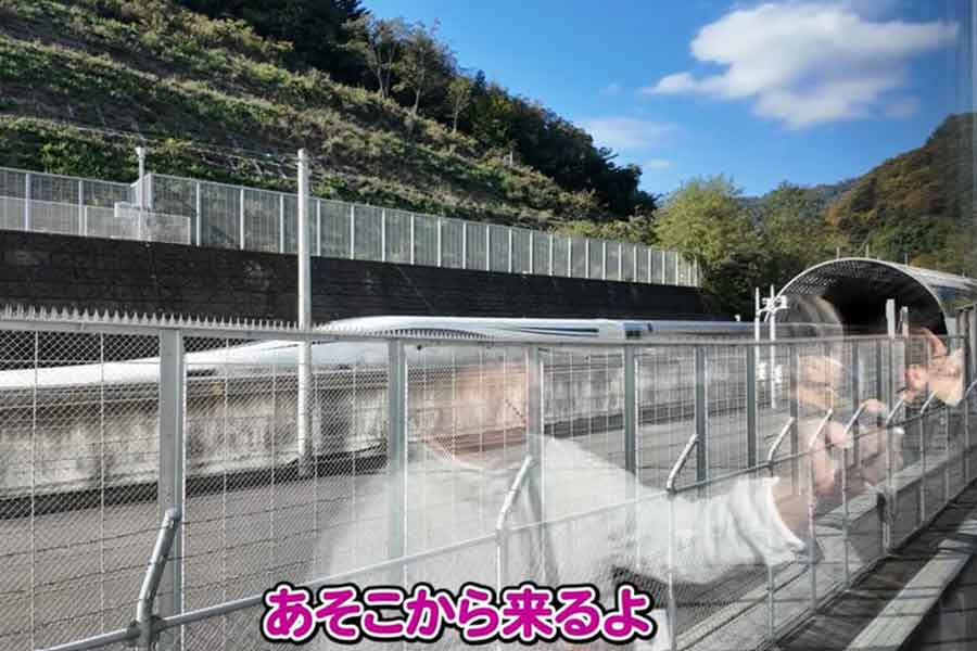 リニアモーターカーの走行試験の様子に驚愕【出典：YouTube「Jason Ray ジェイソン・レイ」よりスクリーンショット】