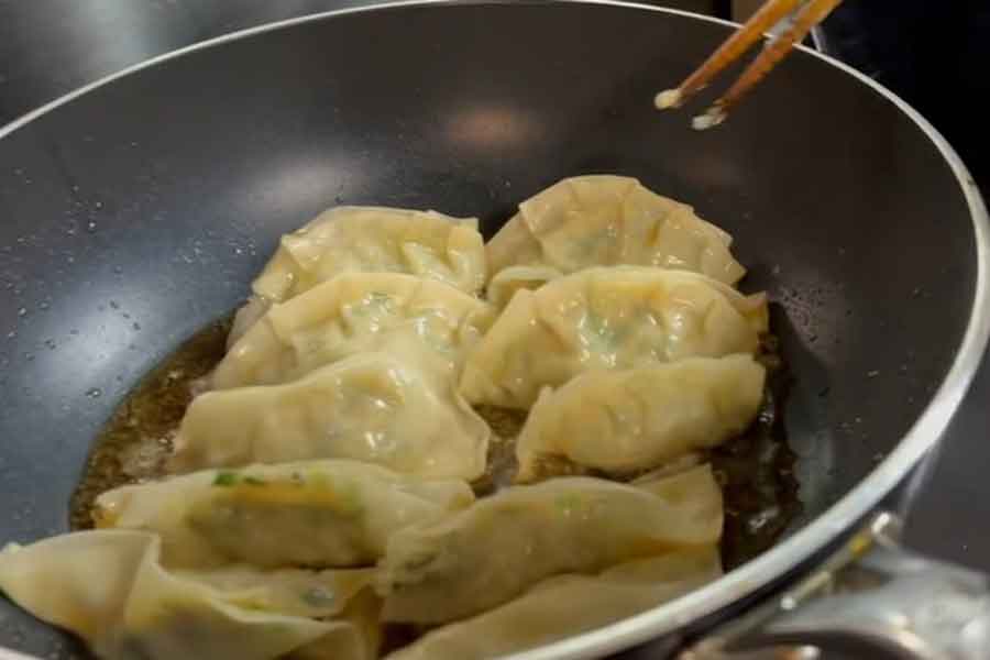 子どもたちは手作りギョウザに大興奮【出典：YouTube「Ami's Life」よりスクリーンショット】