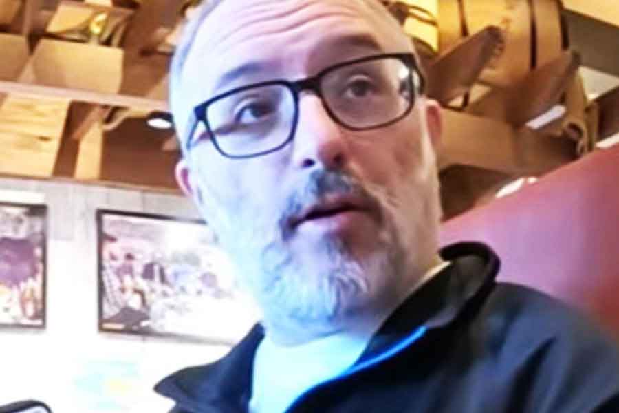 家族で日本のチェーン店を訪れたお父ちゃん【出典：YouTube「Macaron Chan 南フランス田舎娘」よりスクリーンショット】