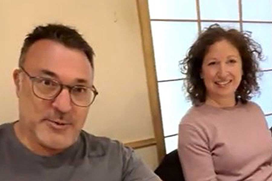 オーストラリアからやってきた(左から)ジュリーさんとサマンナさん【出典:YouTube「日本食冒険記Tokyo Food Adventures」よりスクリーンショット】