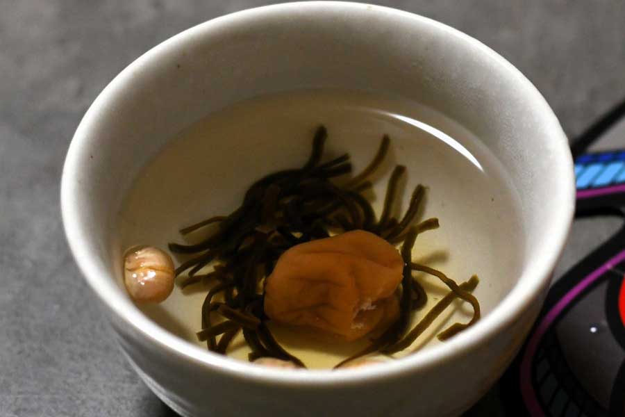 節分の豆、梅干し、塩昆布を入れて湯を注いだ福茶にして飲む（写真はイメージ）【写真：写真AC】