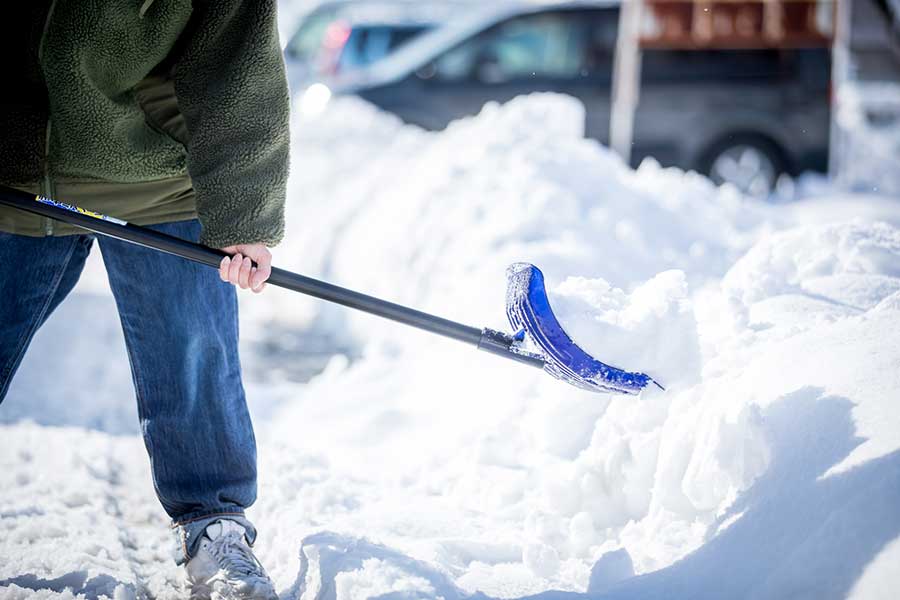 かなりの労力が必要な雪かき（写真はイメージ）【写真：写真AC】