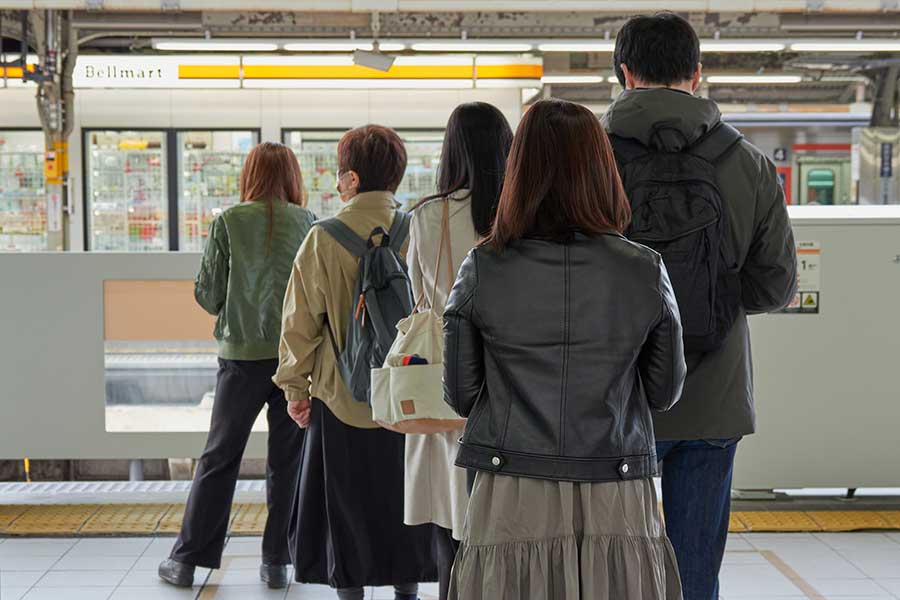 駅のホームで自然と列を作る日本人（写真はイメージ）【写真：PIXTA】
