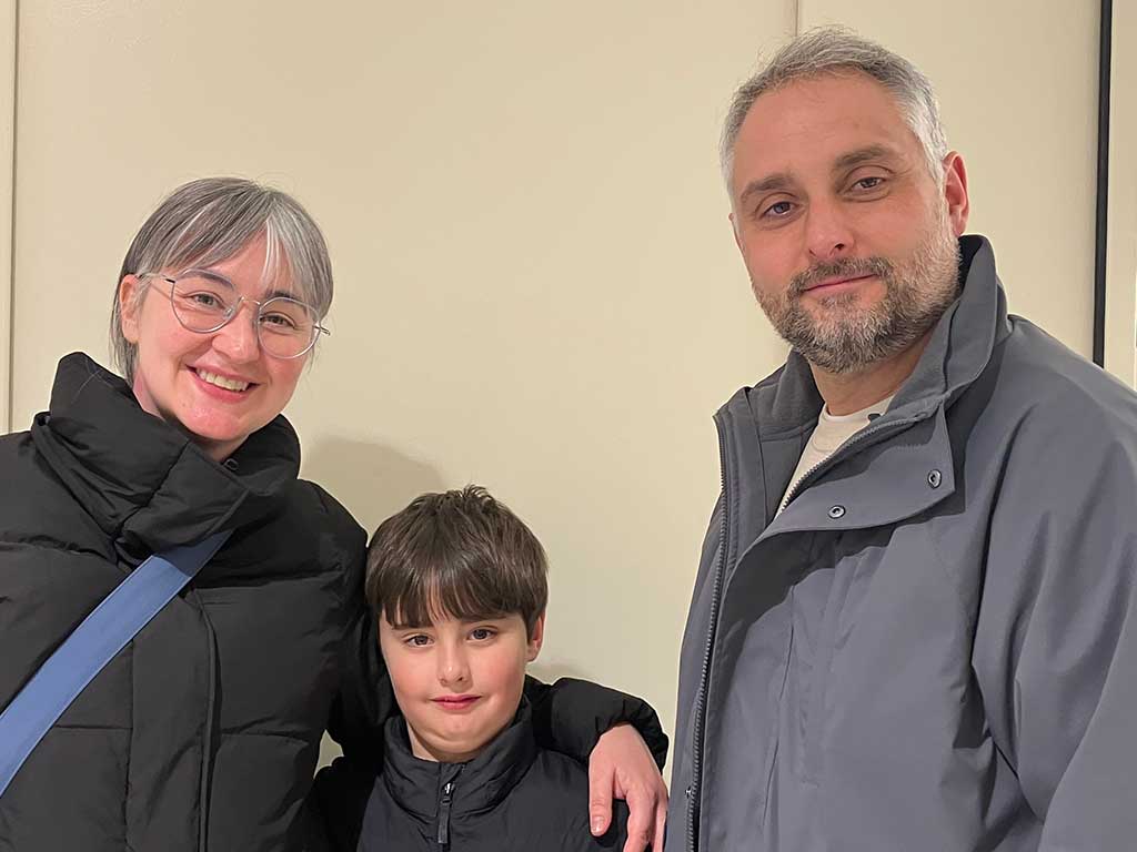 スペインから来た（左から）エヴァさんと息子さん、配偶者さん【写真：Hint-Pot編集部】