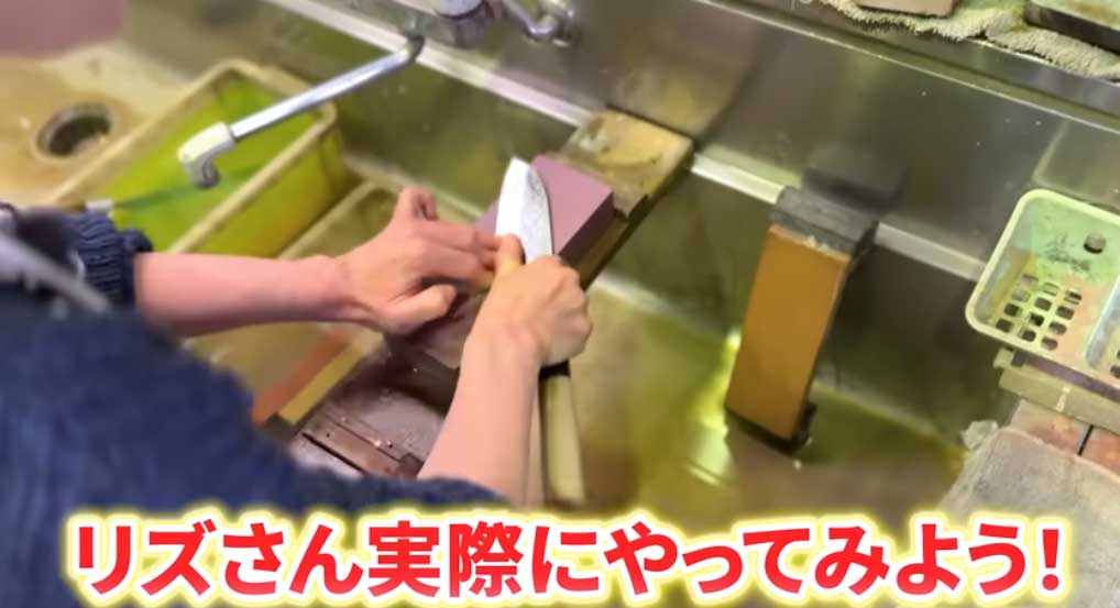 丁寧に教わった包丁とぎ体験の様子【出典：YouTube「ボンソワールTV BonSoirTV」よりスクリーンショット】