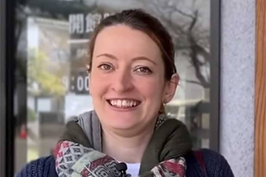 フランス人のリズさん【出典：YouTube「ボンソワールTV BonSoirTV」よりスクリーンショット】